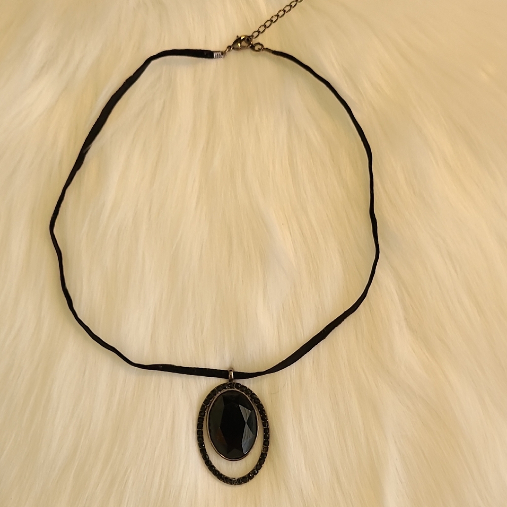 Elegant Black Pendant Necklace